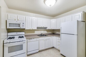 PeachTree of McLean Apartments in Falls Church, VA - Foto de edificio - Building Photo