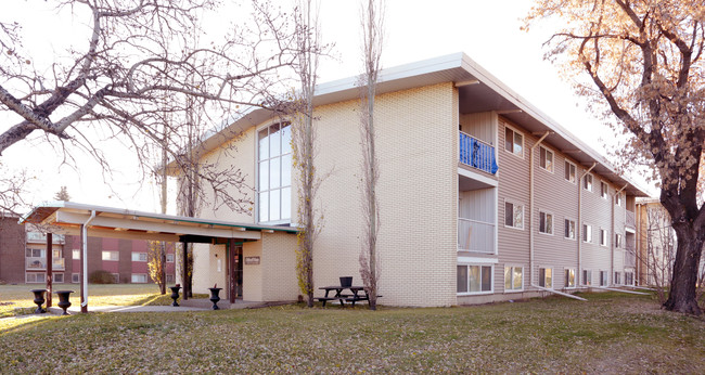 6807 92nd Ave NW in Edmonton, AB - Building Photo - Primary Photo