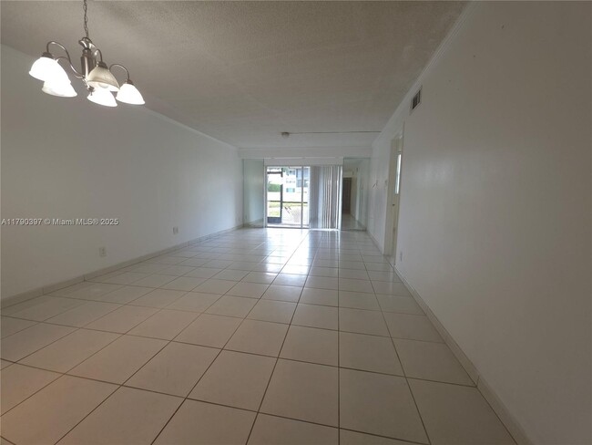 8940 S Hollybrook Blvd in Pembroke Pines, FL - Foto de edificio - Building Photo