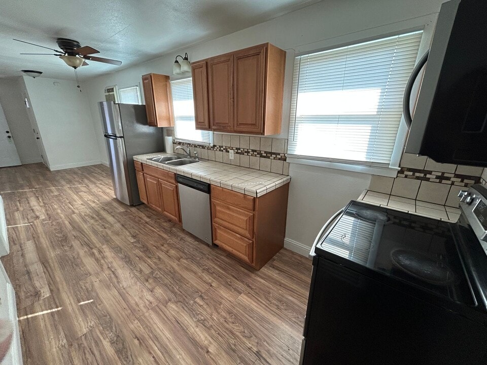 1002 W 6th St in Hanford, CA - Building Photo