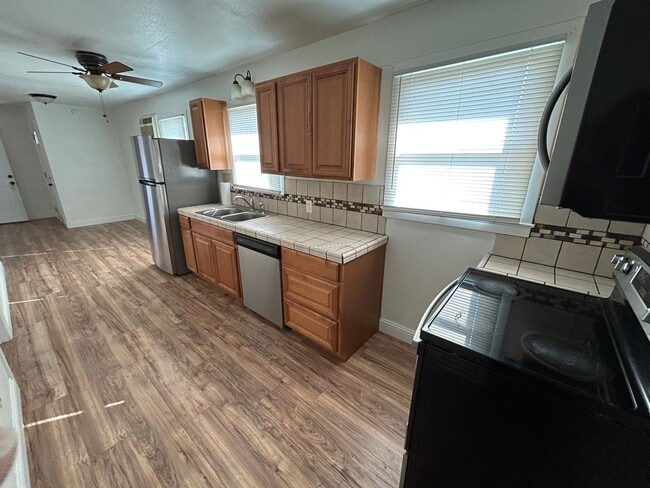 property at 1002 W 6th St