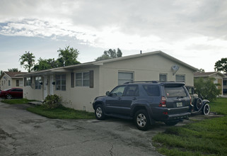 7021-7035 SW 23rd St in Miami, FL - Foto de edificio - Building Photo