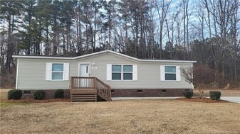 385 Burns Rd in Lumberton, NC - Building Photo
