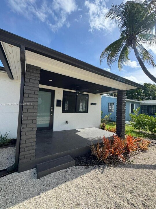 2118 Wilson St in Hollywood, FL - Building Photo