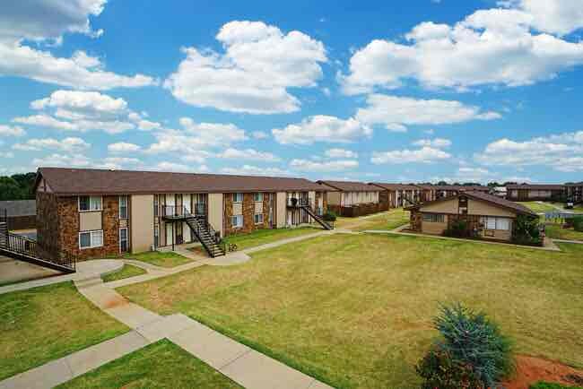 921 NE 12th St in Moore, OK - Foto de edificio