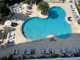 300 S Pointe Dr, Unit 1606 in Miami Beach, FL - Building Photo