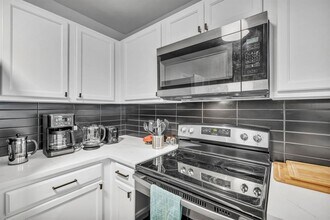 8707 Dittmar Oaks Dr in Austin, TX - Building Photo - Building Photo