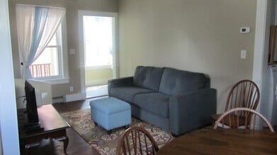 67 Market St, Unit 1B in Amesbury, MA - Building Photo - Building Photo