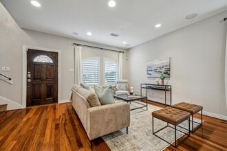 5301 Blossom St in Houston, TX - Building Photo - Building Photo