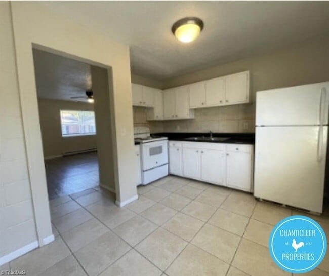 1504 Autumn Dr, Unit B in Greensboro, NC - Foto de edificio - Building Photo