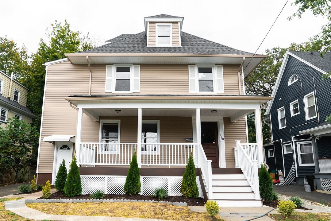 158 Valley Rd in Montclair, NJ - Building Photo