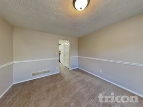 5043 Stone Trace in Stone Mountain, GA - Foto de edificio - Building Photo