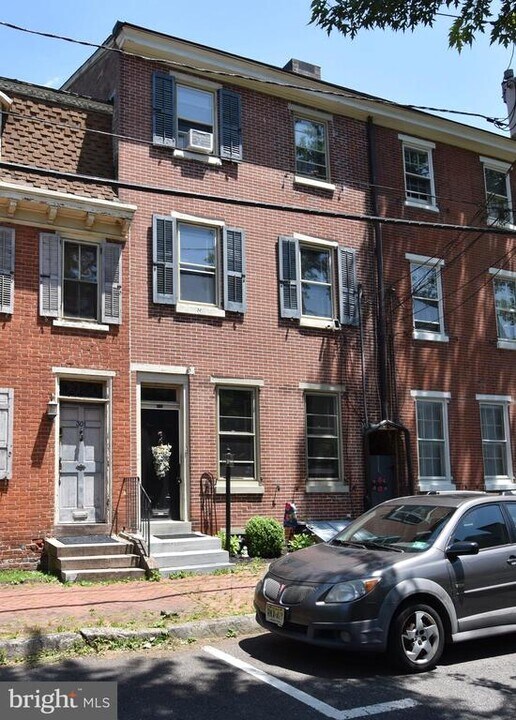 303 Wood St in Burlington, NJ - Building Photo