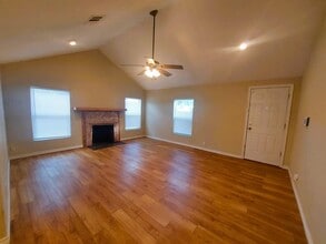 1010 Barrier Ln in Marble Falls, TX - Building Photo - Building Photo