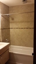 6671 W Devon Ave, Unit 2 East in Chicago, IL - Foto de edificio - Building Photo