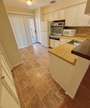 2727 Briarhurst Dr in Houston, TX - Building Photo - Building Photo