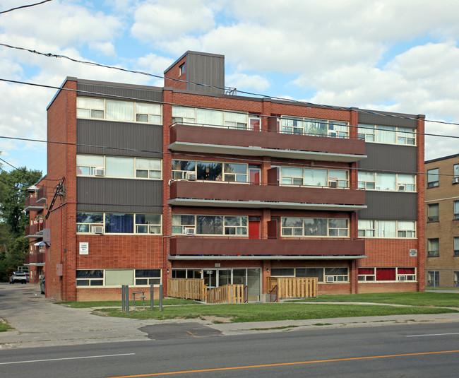 Avenue Place in Toronto, ON - Building Photo - Primary Photo