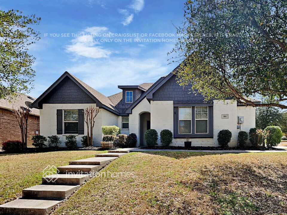 581 Magnolia Pkwy in Benbrook, TX - Building Photo
