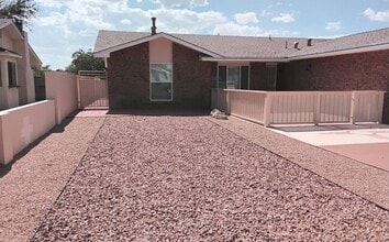 7405 Mayflower Rd NE in Albuquerque, NM - Building Photo - Building Photo