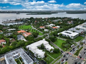 10190 Collins Ave, Unit # 204 in Bal Harbour, FL - Foto de edificio - Building Photo