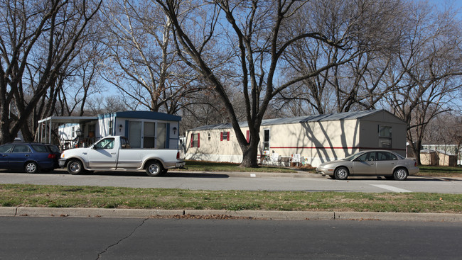 Edwardsville Village in Edwardsville, KS - Foto de edificio - Building Photo