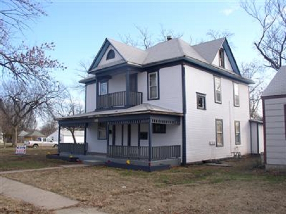 905 W Main St in Independence, KS - Foto de edificio - Building Photo