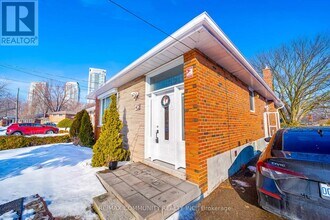 42 Aspendale Dr in Toronto, ON - Building Photo - Building Photo