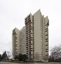1359 White Oaks Blvd in Oakville, ON - Building Photo