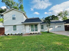 7131 Carvel Ln in Houston, TX - Building Photo