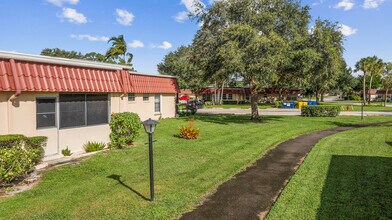 811 Salem Ln in Greenacres, FL - Building Photo - Building Photo