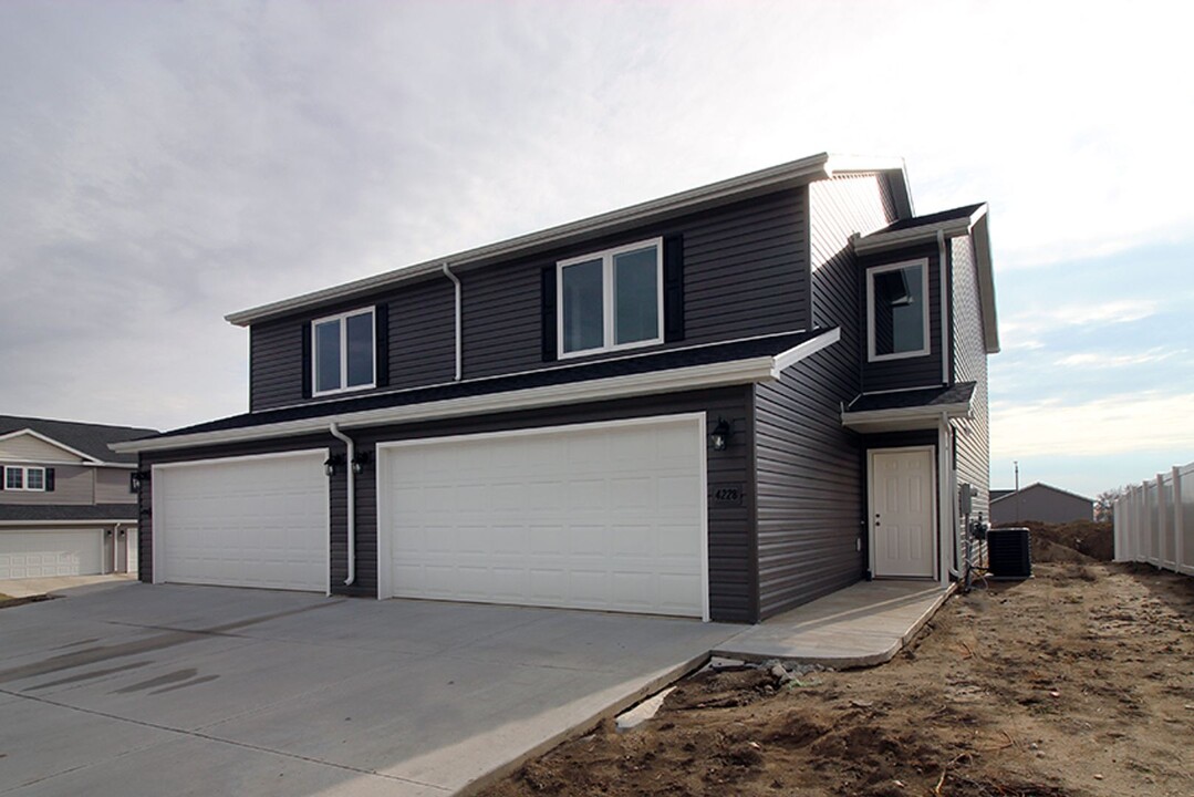 4400 Serenity Ct in Bismarck, ND - Building Photo