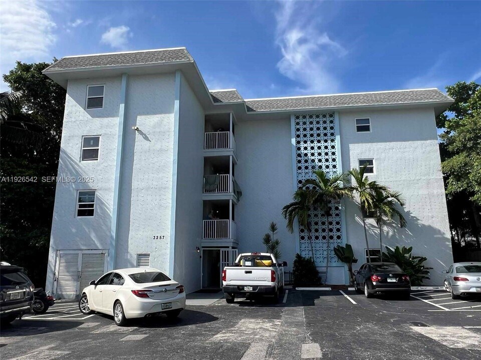 3257 NE 13th St in Pompano Beach, FL - Building Photo