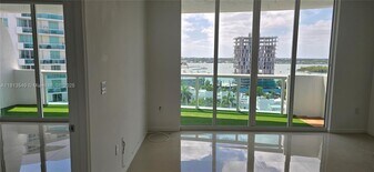 7910 Harbor Island Dr in North Bay Village, FL - Building Photo