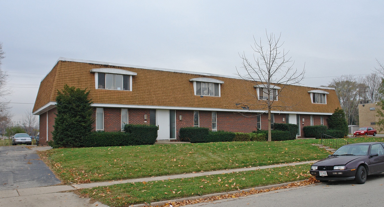 583 Edgewood Dr in Burlington, WI - Building Photo