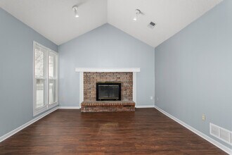 402 NE Independence Ave in Lee's Summit, MO - Building Photo - Building Photo