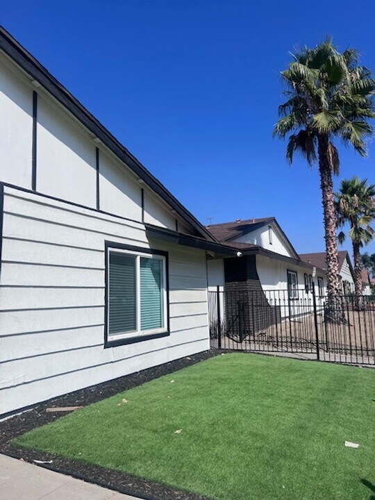 1327 N Pennsylvania Ave in Colton, CA - Building Photo