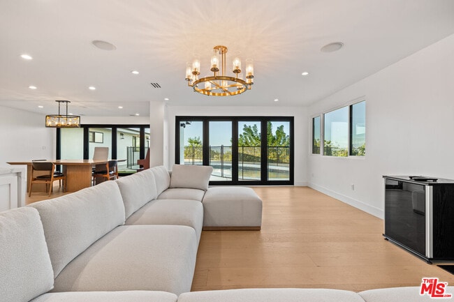 15655 Castlewoods Dr in Los Angeles, CA - Building Photo - Building Photo