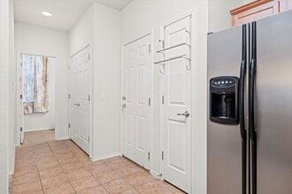 2725 Hyde Park Dr in Grand Prairie, TX - Foto de edificio - Building Photo