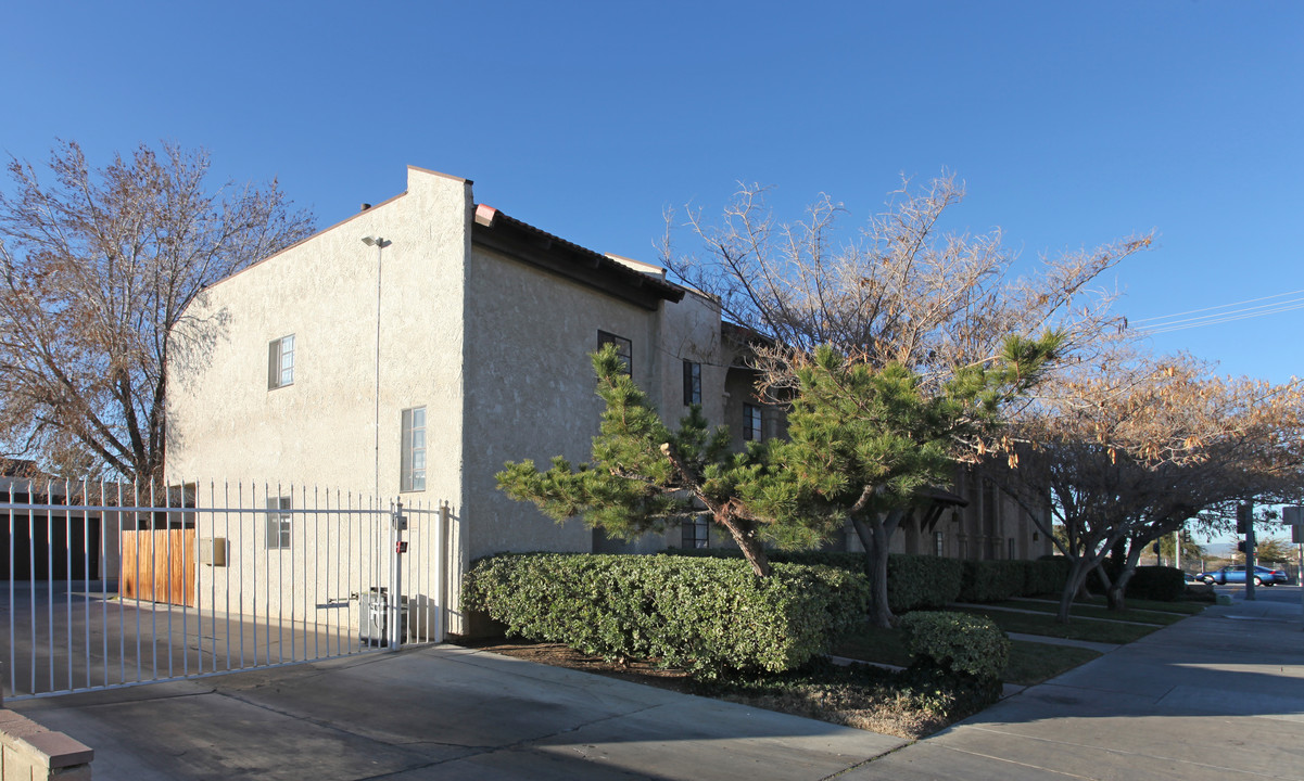 102 E Lancaster Blvd in Lancaster, CA - Building Photo