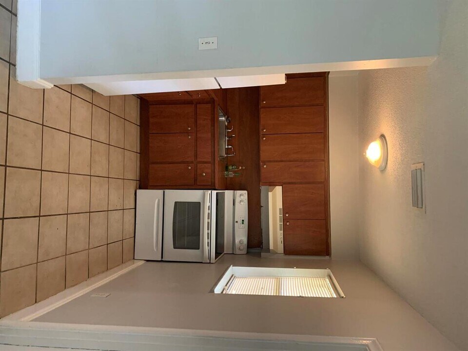 704 SW 16th Ave-Unit -2 in Fort Lauderdale, FL - Building Photo