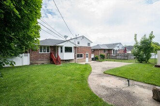 69 Gate Ln in Levittown, NY - Building Photo - Building Photo