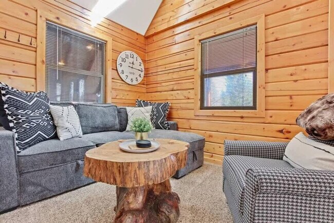 1697 Warren Wagon Rd in Mccall, ID - Building Photo - Building Photo