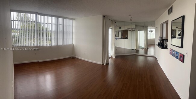 11930 N Bayshore Dr in North Miami, FL - Building Photo - Building Photo