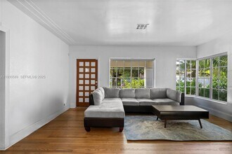 555 NE 73rd St in Miami, FL - Building Photo - Building Photo