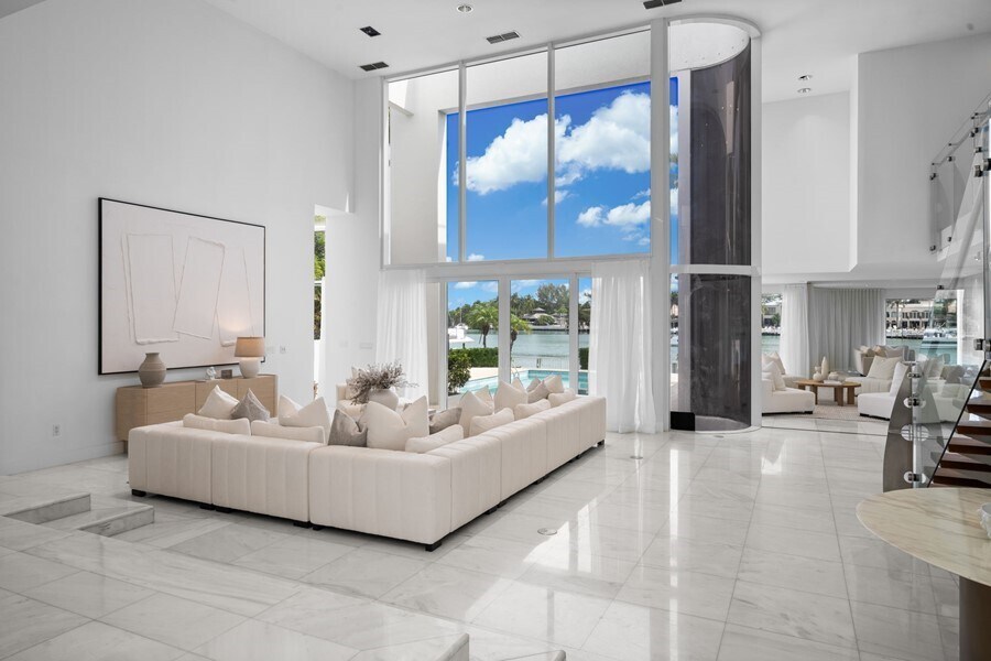 701 N Mashta Dr in Key Biscayne, FL - Building Photo