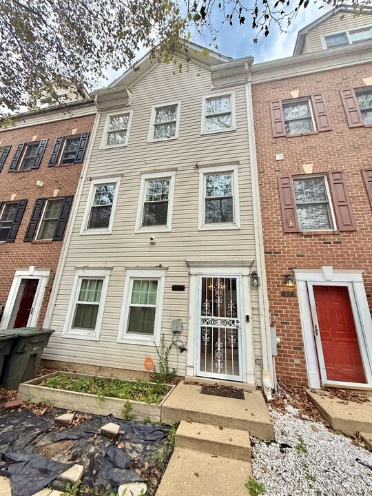 836 Hr Dr SE in Washington, DC - Building Photo