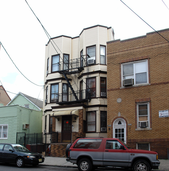 904 Bergenline Ave in Union City, NJ - Building Photo