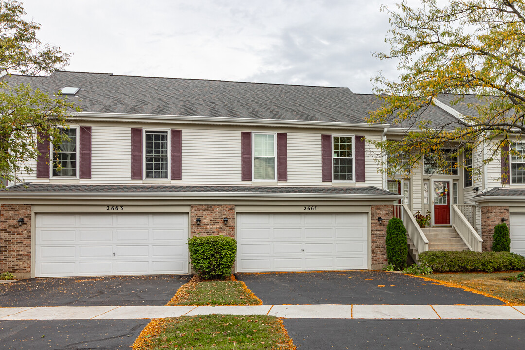 2667 S Cedar Glen Dr in Arlington Heights, IL - Foto de edificio