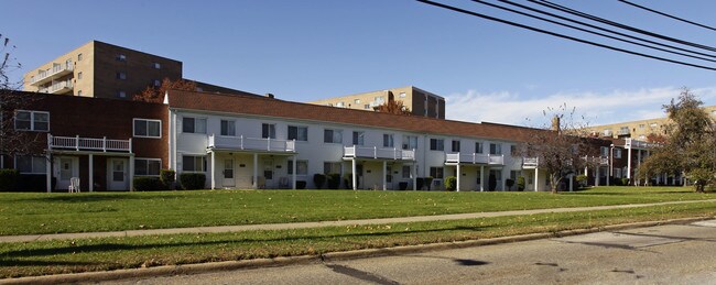 5668 Perkins Rd in Bedford, OH - Building Photo - Building Photo