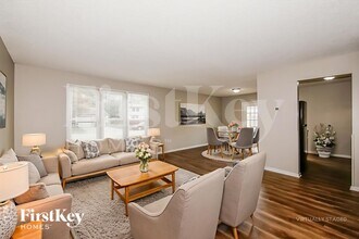 9318 Kingsboro Cir in Indianapolis, IN - Foto de edificio - Building Photo